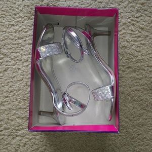 NWOT Fioni Silver Strap Dress Sandals Prom